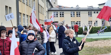 Powiększ grafikę: pierwszy-szkolny-marsz-niepodleglosci-ulicami-osowej-567605.jpg