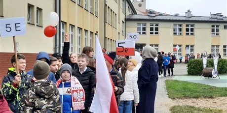 Powiększ grafikę: pierwszy-szkolny-marsz-niepodleglosci-ulicami-osowej-567606.jpg