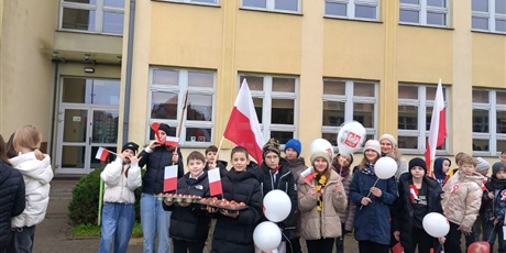 Powiększ grafikę: pierwszy-szkolny-marsz-niepodleglosci-ulicami-osowej-567792.jpg