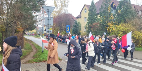 Powiększ grafikę: pierwszy-szkolny-marsz-niepodleglosci-ulicami-osowej-567801.jpg