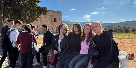 Powiększ grafikę: wear-to-care-sustainable-fashion-for-a-thirst-free-world-mobilnosc-w-grecji-660559.jpg