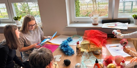 Klasa 2a XXIVLO w akcji Erasmus+ „Wear to Care” – świąteczne ozdoby z recyklingu dla partnerów z Hiszpanii