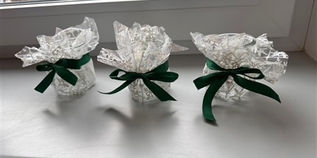 Powiększ grafikę: Klasa 2a XXIVLO w akcji Erasmus+ „Wear to Care” – świąteczne ozdoby z recyklingu dla partnerów z Hiszpanii