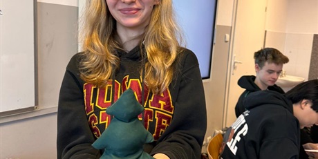 Powiększ grafikę: Klasa 2a XXIVLO w akcji Erasmus+ „Wear to Care” – świąteczne ozdoby z recyklingu dla partnerów z Hiszpanii