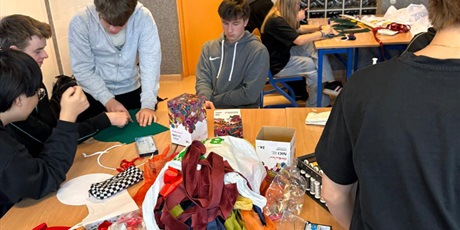 Powiększ grafikę: Klasa 2a XXIVLO w akcji Erasmus+ „Wear to Care” – świąteczne ozdoby z recyklingu dla partnerów z Hiszpanii