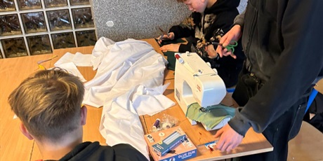 Powiększ grafikę: Klasa 2a XXIVLO w akcji Erasmus+ „Wear to Care” – świąteczne ozdoby z recyklingu dla partnerów z Hiszpanii