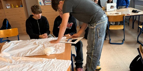 Powiększ grafikę: Klasa 2a XXIVLO w akcji Erasmus+ „Wear to Care” – świąteczne ozdoby z recyklingu dla partnerów z Hiszpanii