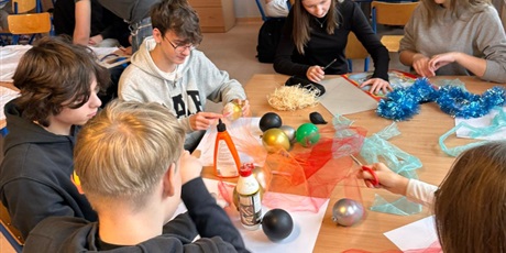 Powiększ grafikę: Klasa 2a XXIVLO w akcji Erasmus+ „Wear to Care” – świąteczne ozdoby z recyklingu dla partnerów z Hiszpanii
