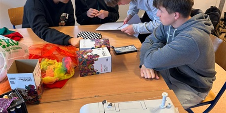 Powiększ grafikę: Klasa 2a XXIVLO w akcji Erasmus+ „Wear to Care” – świąteczne ozdoby z recyklingu dla partnerów z Hiszpanii